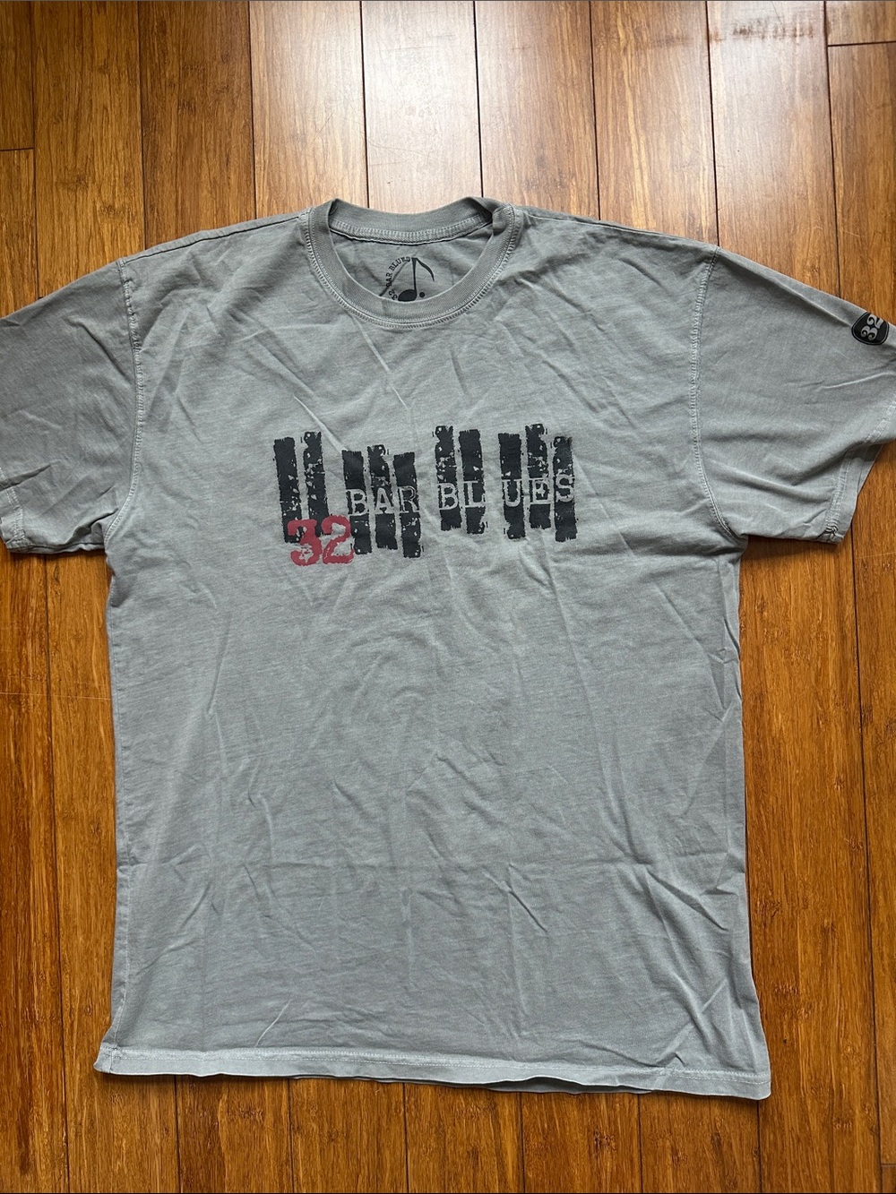 32 Bar Blues Gray Bar Blues Graphic Short Sleeve Tee. Size L